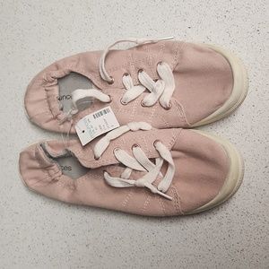 Maurices NWT Mariah Light Pink Flat Sneakers Size 8